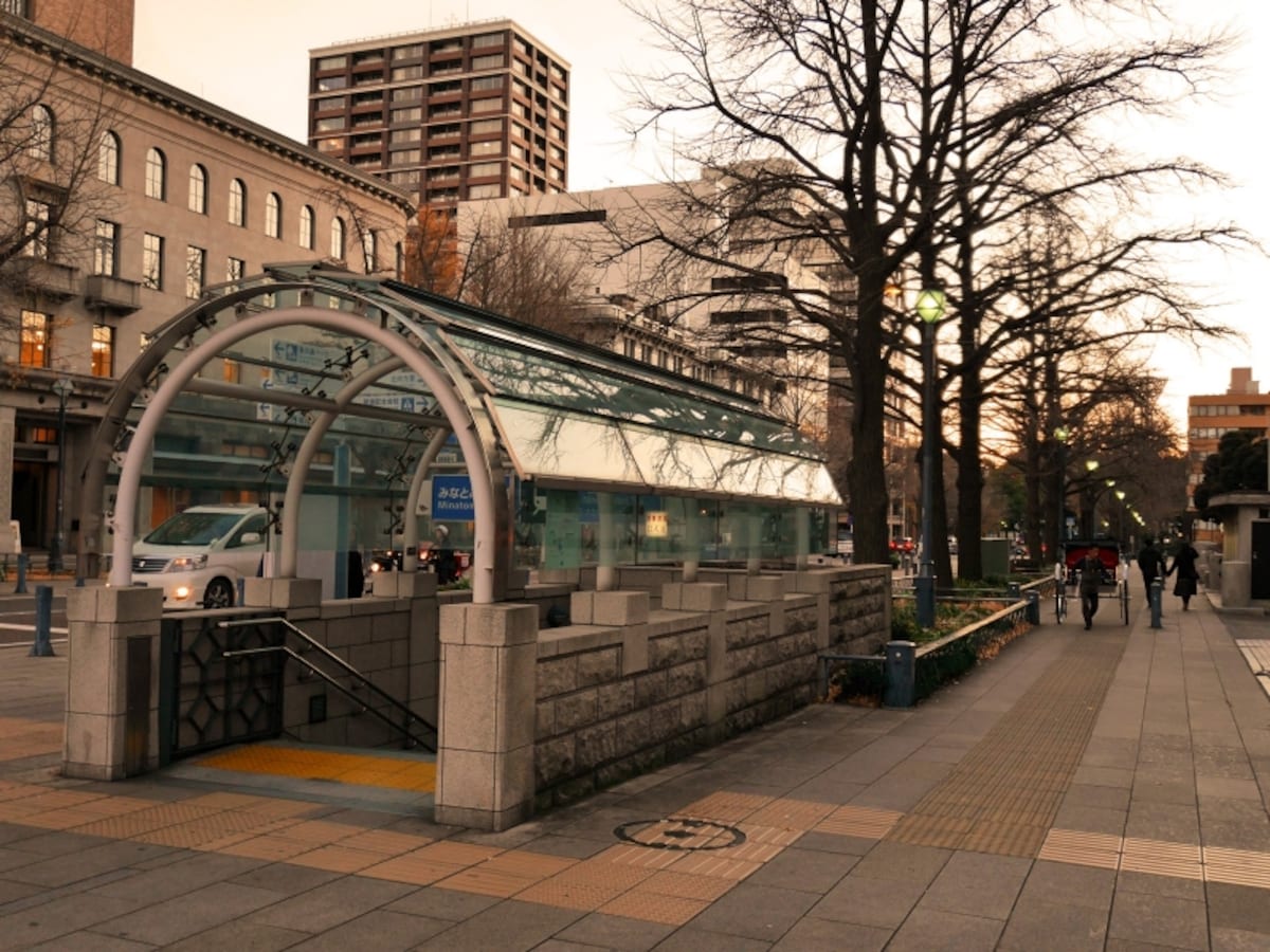 太宰さんと敦くんが逃げ込んだ、みなとみらい線日本大通り駅入口（2016年12月17日撮影）