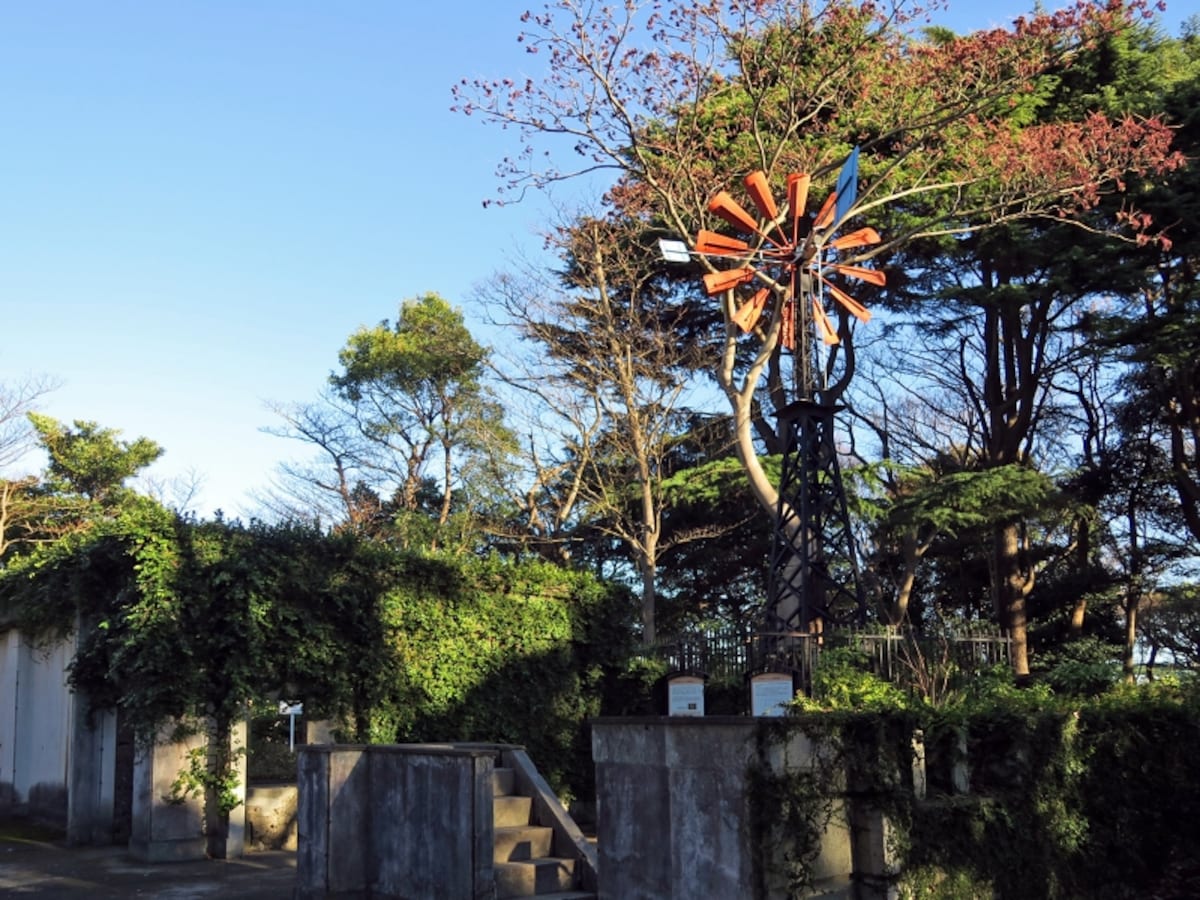 くるくる回る風車が印象的に描かれていた“密会場所”は山手にあるフランス山（2016年12月28日撮影）