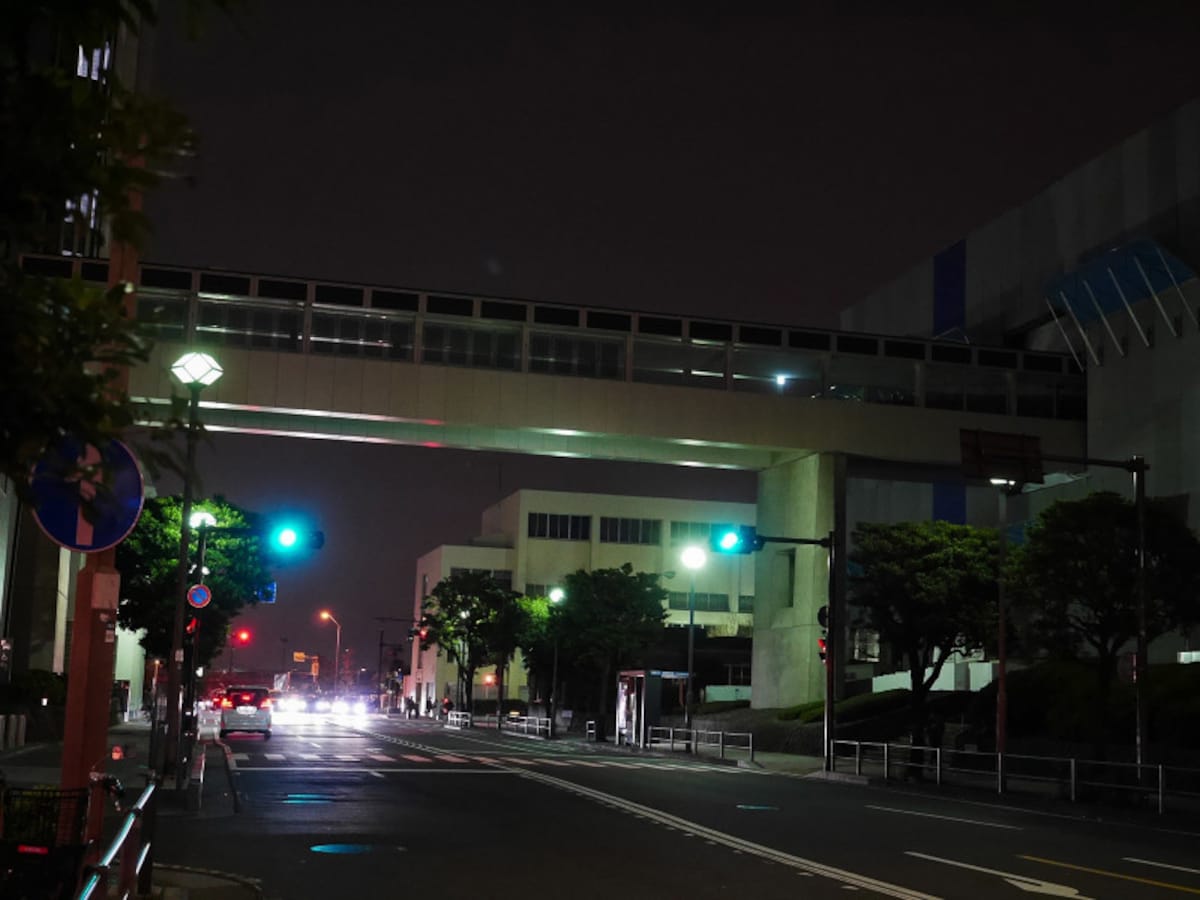 中原中也がバイクで駆け抜けた、神奈川県庁新庁舎と本庁舎を結ぶ連絡通路（2018年12月2日撮影）