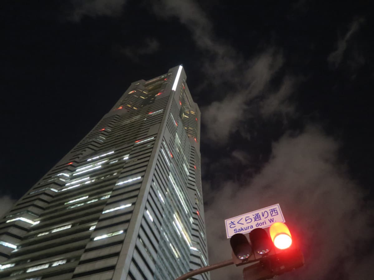 怪しい霧に包まれる、横浜ランドマークタワー（2018年3月24日撮影）