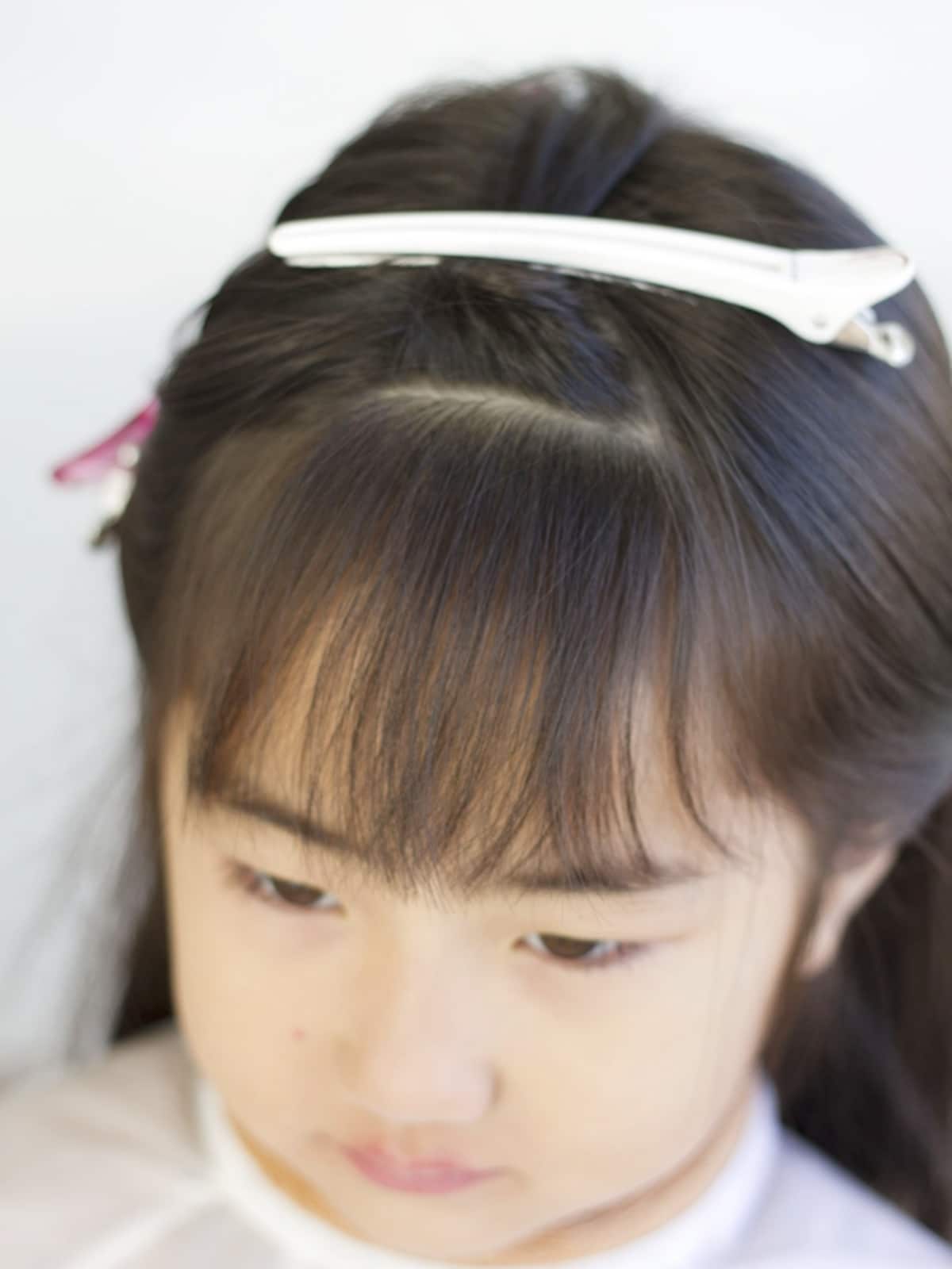 前髪をヘアクリップで留めておく