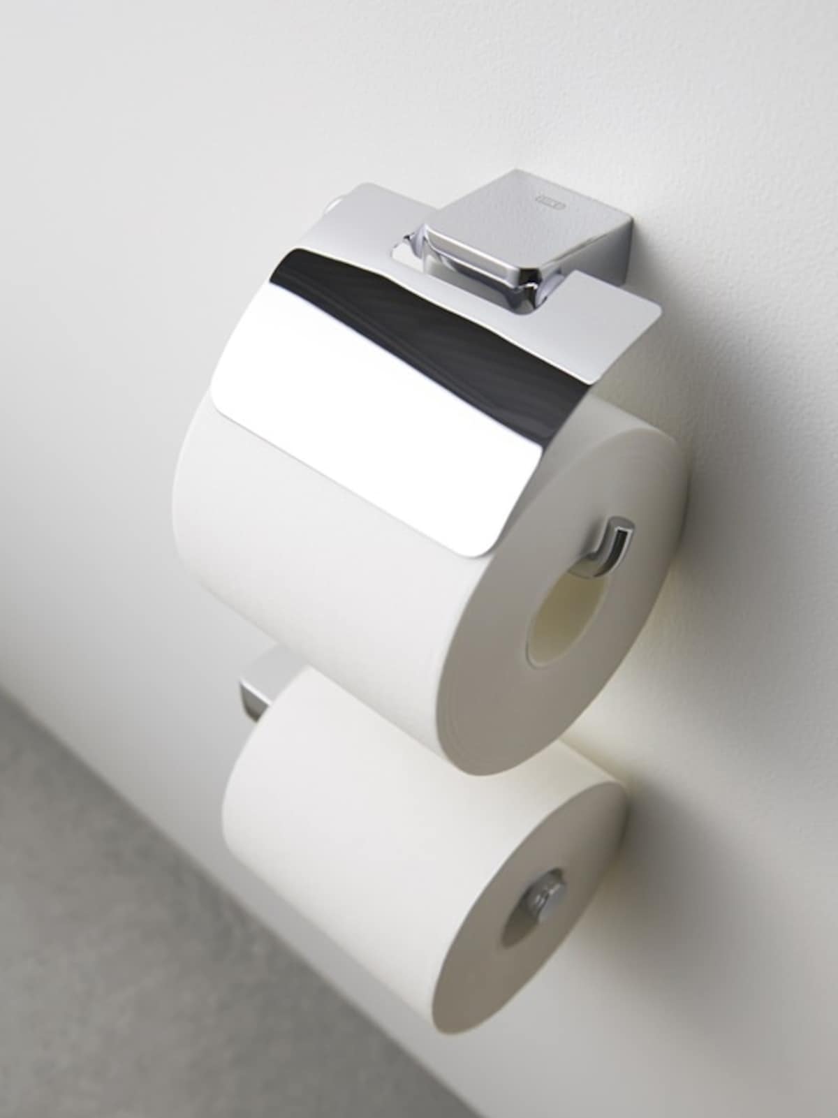 モダンで合理的なデザインが空間のポイントになる。[Trend　ECO200＋ECO205 ペーパーホルダ―]　 セラトレーディング　http://www.cera.co.jp/