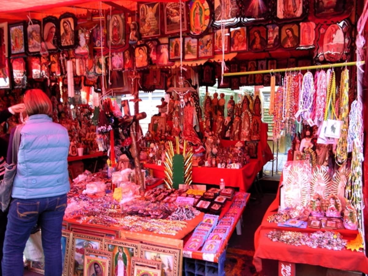 グアダルーペ寺院周辺の露店では、極彩色の宗教グッズが並ぶ。