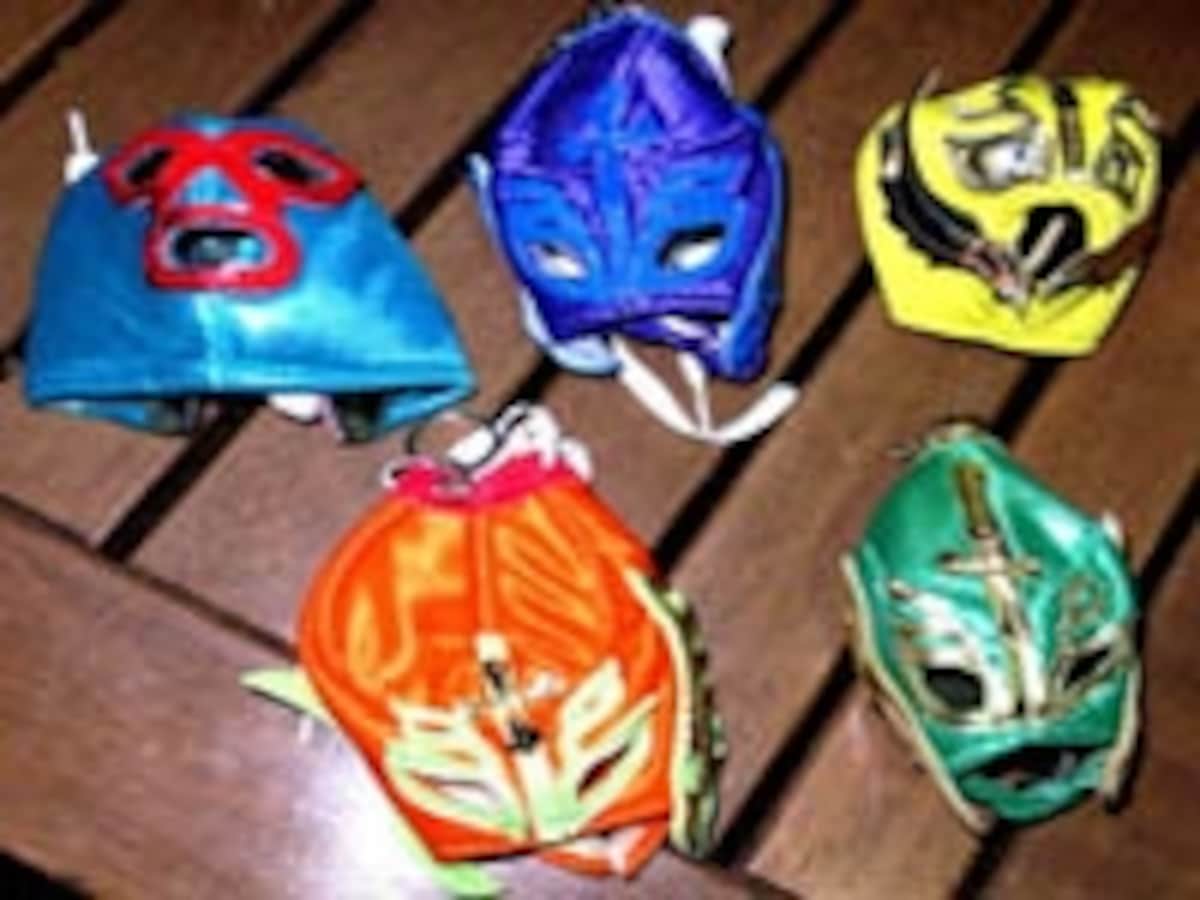 ミニサイズのマスクが付いたキーホルダーはキッチュで人気