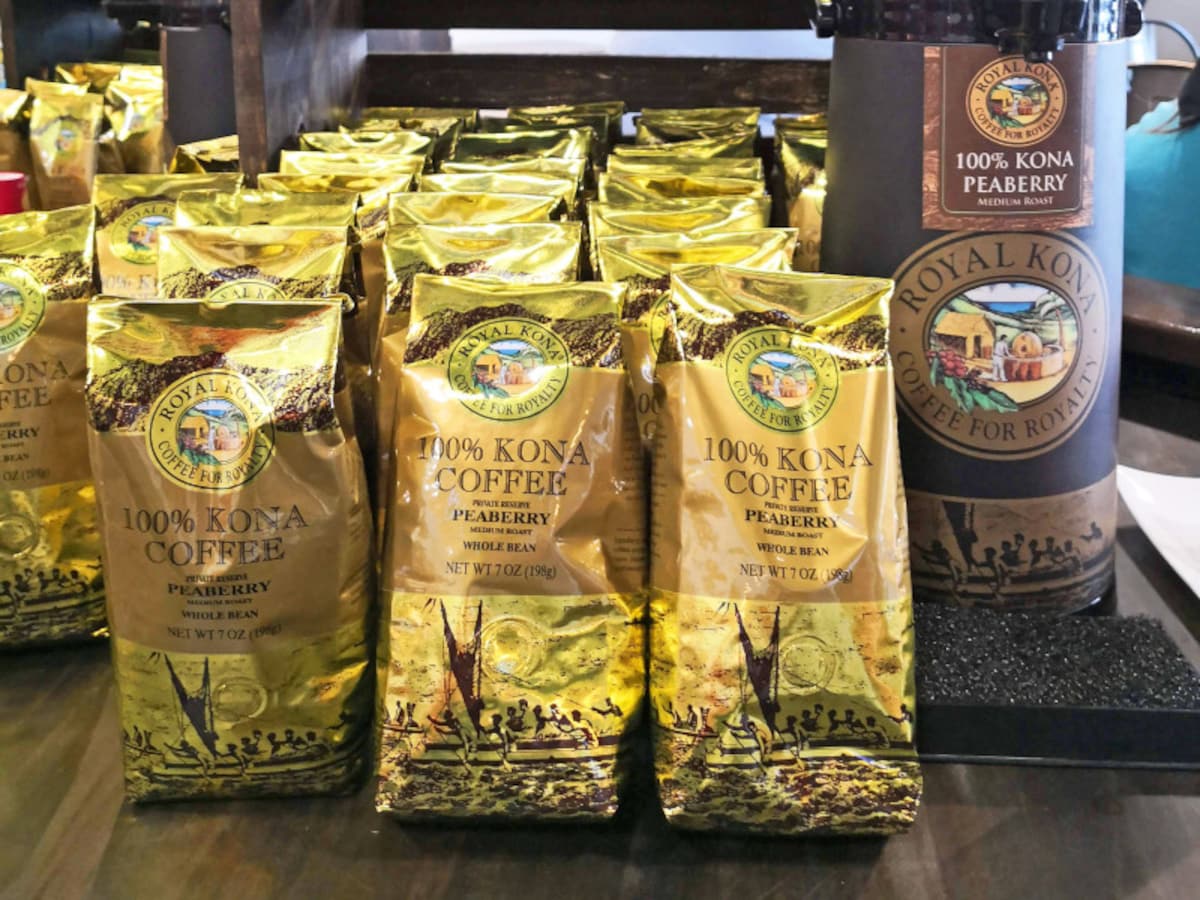 ライオン・コーヒー系「ロイヤル・コナ・コーヒー」ブランドのピーベリー。198グラム入り34ドルほどでリーズナブル。工場併設のショップにて