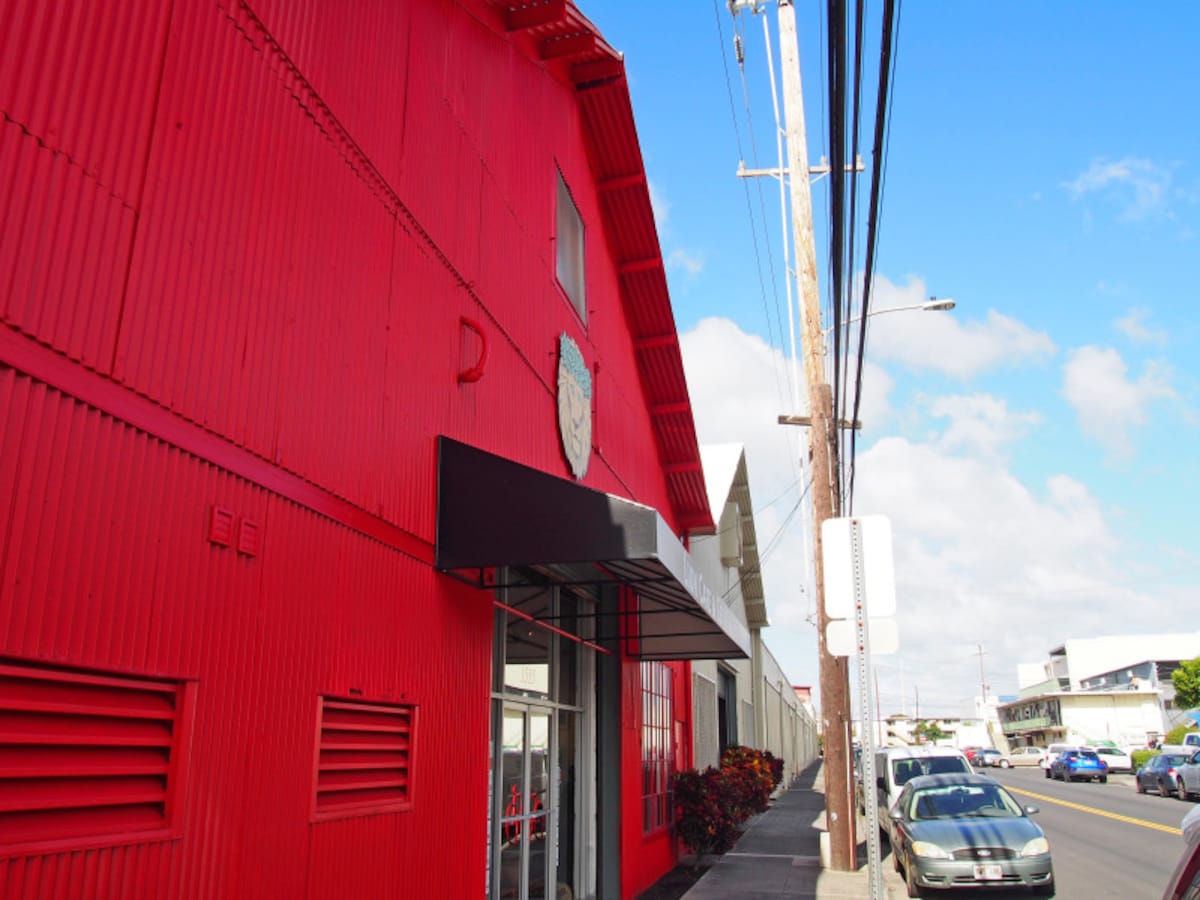 ホノルルのカリヒ地区にあるライオン・コーヒーの工場とカフェ＆ジェネラル・ストア