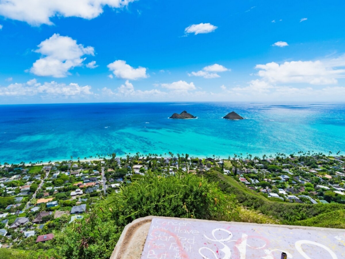 双子のモクルア島が浮かぶラニカイビーチを見下ろす絶景