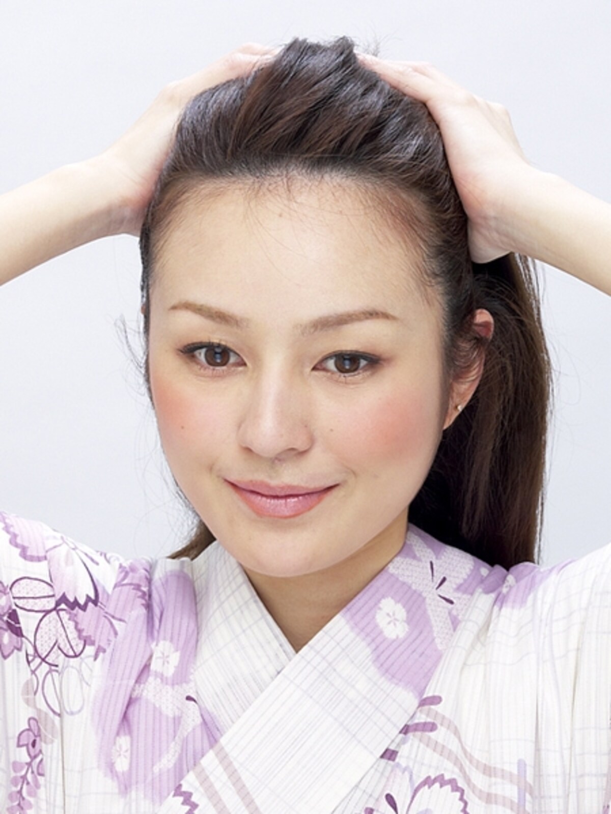 手の平全体にワックスをのばし、おくれ毛の出やすい襟足や顔周りはしっかりとなじませる