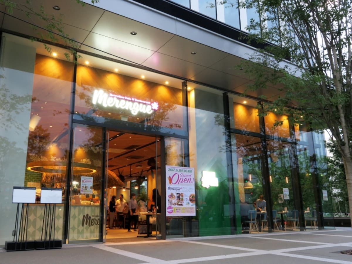 オフィス街にオープンした、ハワイアンカフェ「Merengue(メレンゲ)みなとみらい店」(2017年6月12日撮影)
