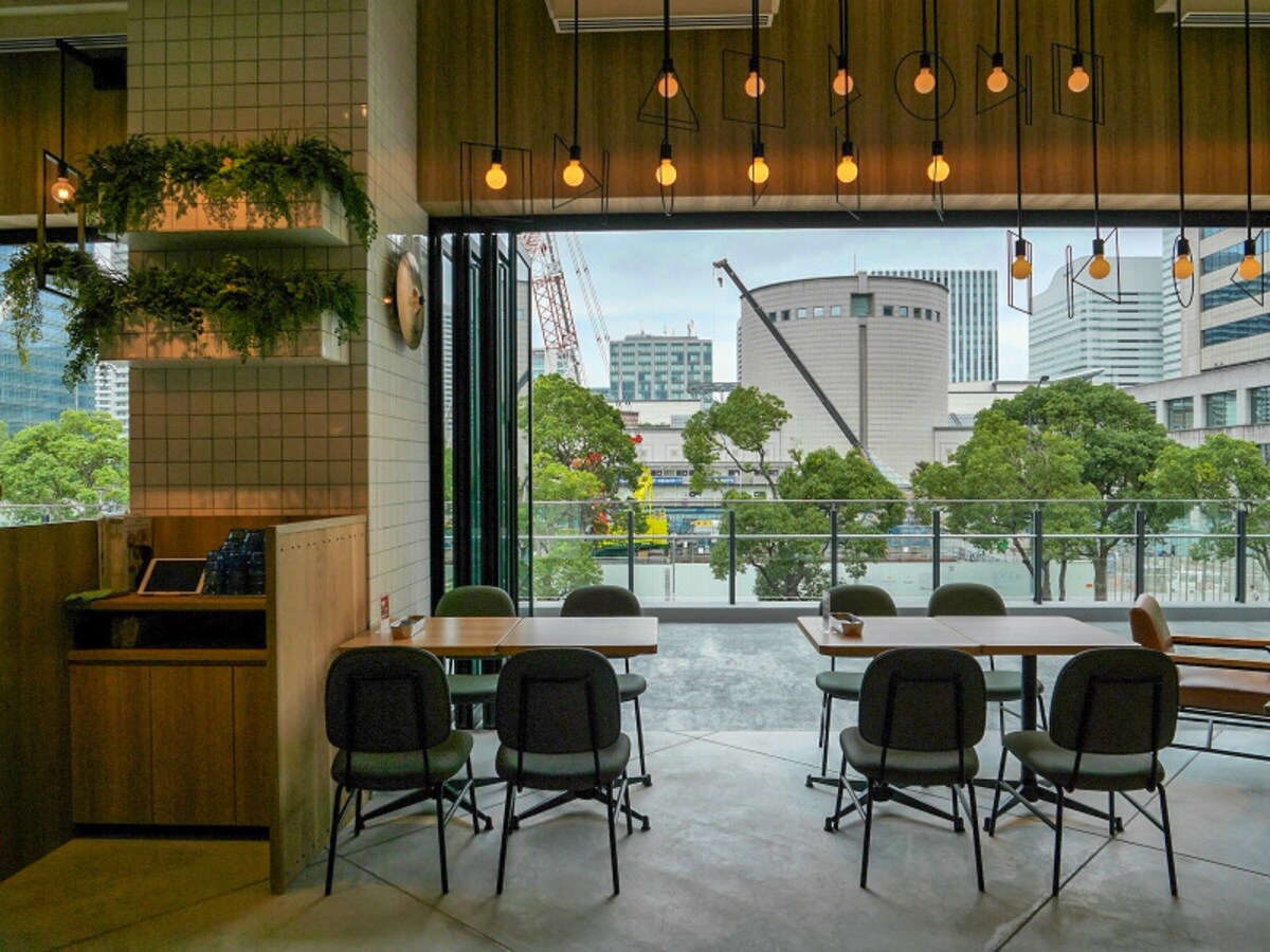 テラス席もあり、開放感あふれる店内