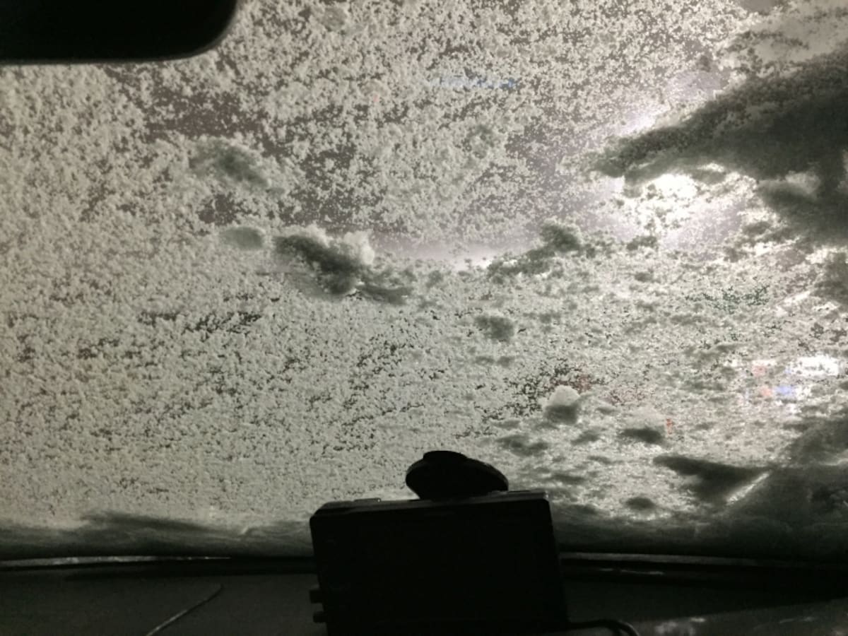 フロントガラスが凍った場合どうする