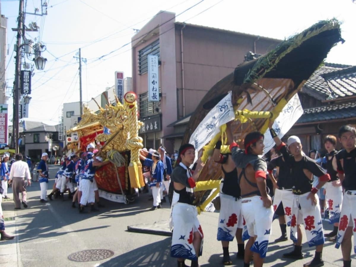 鳥出神社の鯨船行事