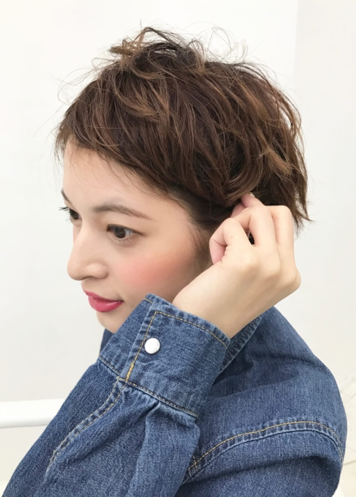 耳の後ろでピンで留める