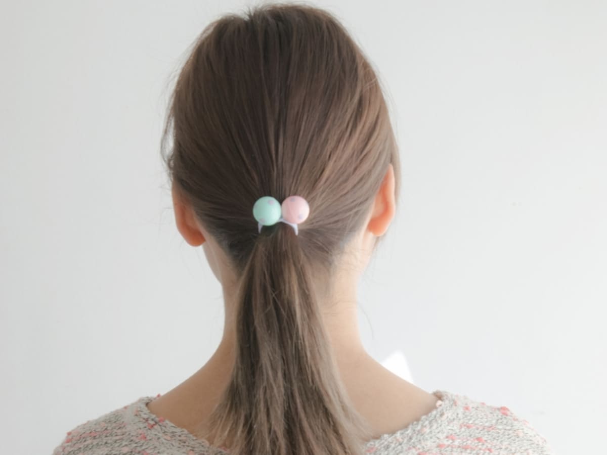 飾り付きヘアゴムのきれいな結び方