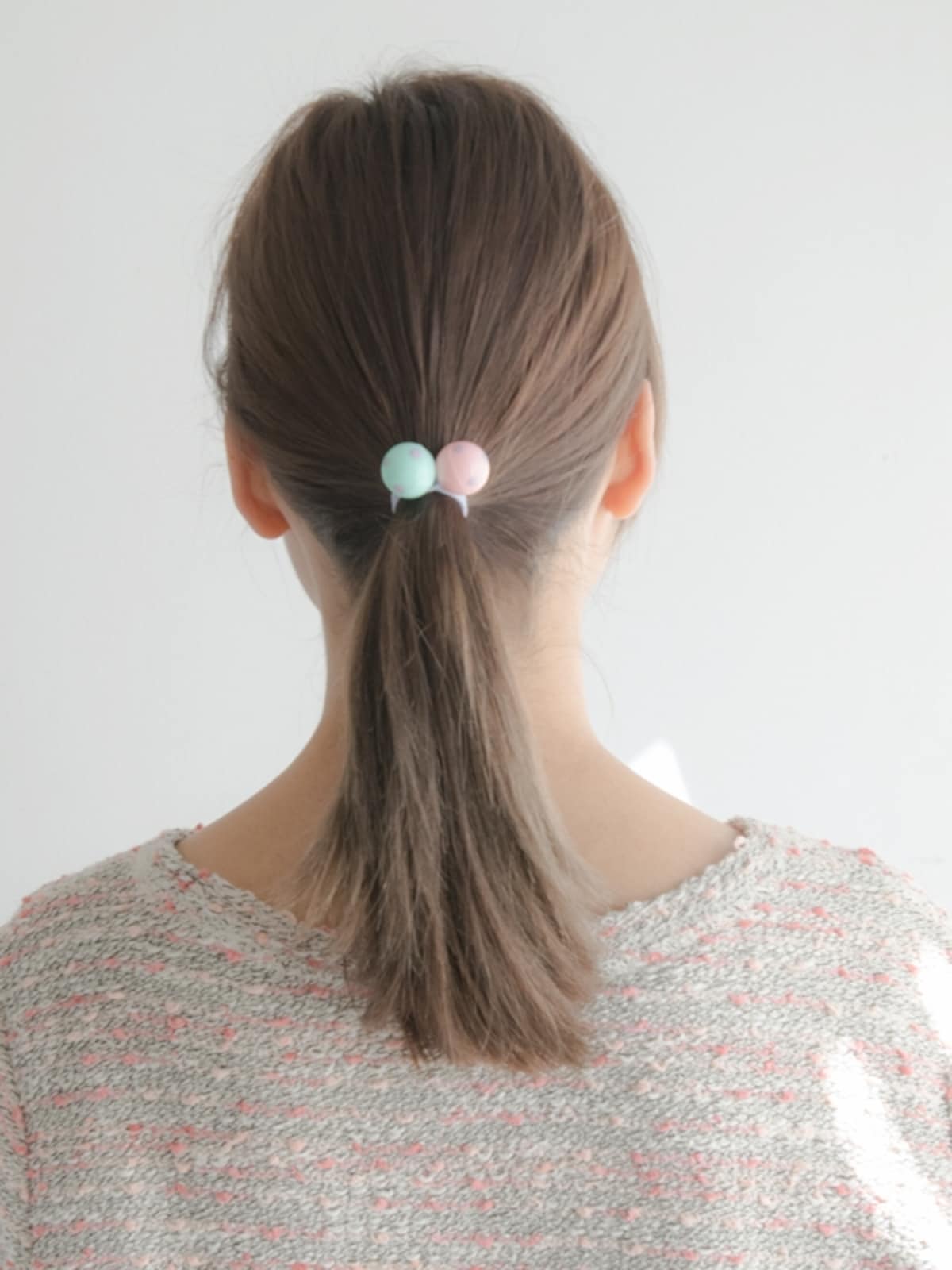飾りが2つ付いたヘアゴムの結び方