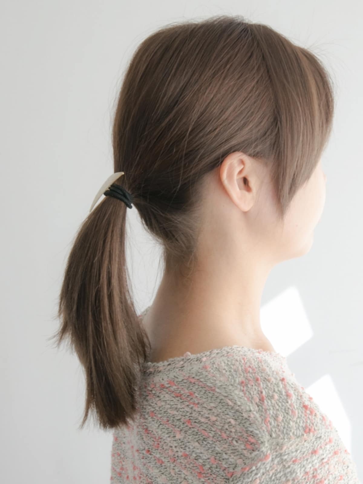 飾り付きヘアゴムのきれいな結び方