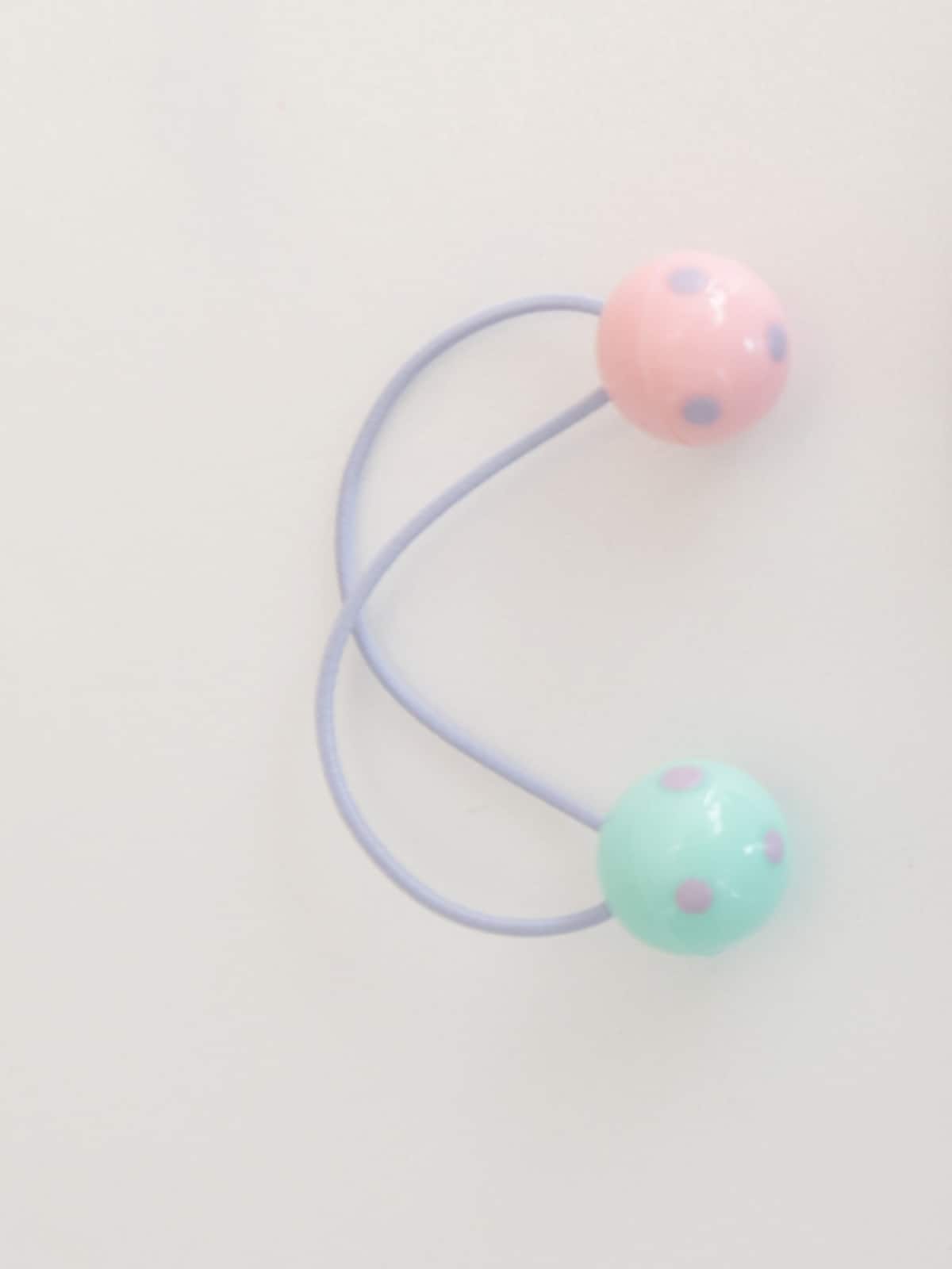 両端に玉の付いたアクセサリーゴム