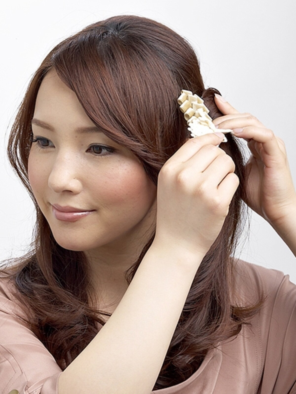 前から見える位置でバレッタをとめるとより華やか