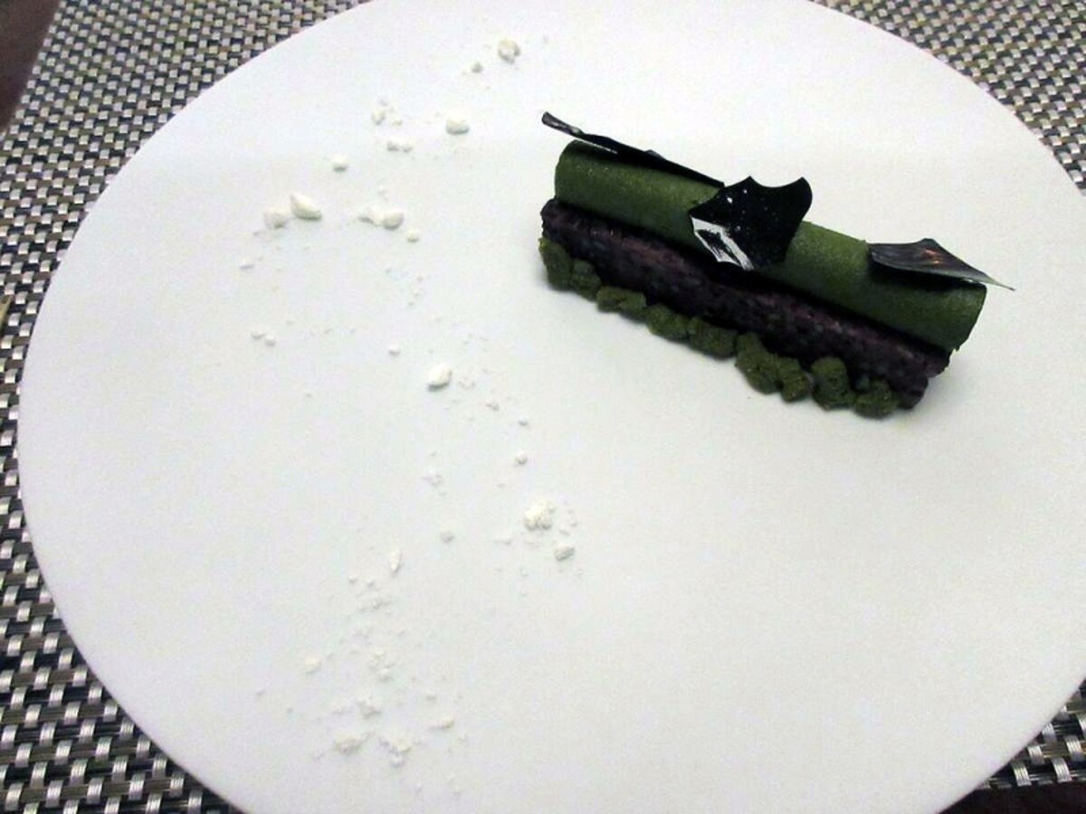 ブラックライスプディング 抹茶のアイスクリームとクランブル