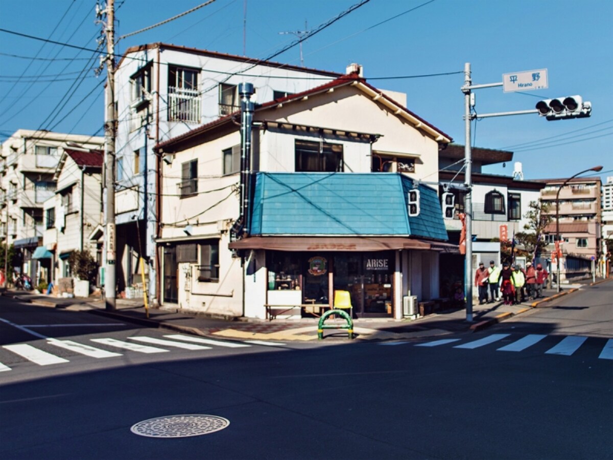 この店舗で焙煎・販売を行う。清澄庭園そばにゆったりしたカフェ「ARISE COFFEE ENTANGLE」もオープン