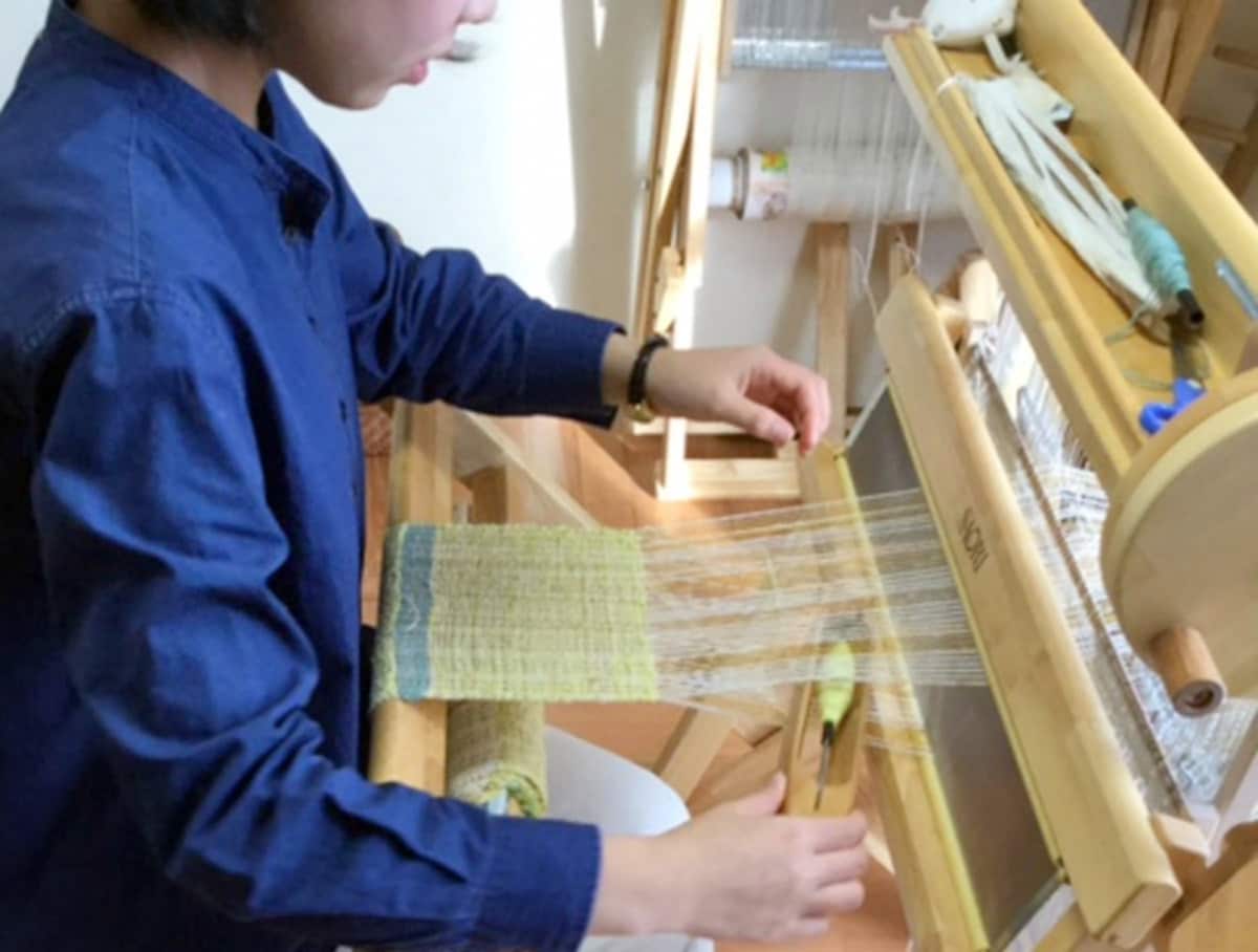 昔ながらの足踏み織り機で、マフラーを織っていきます