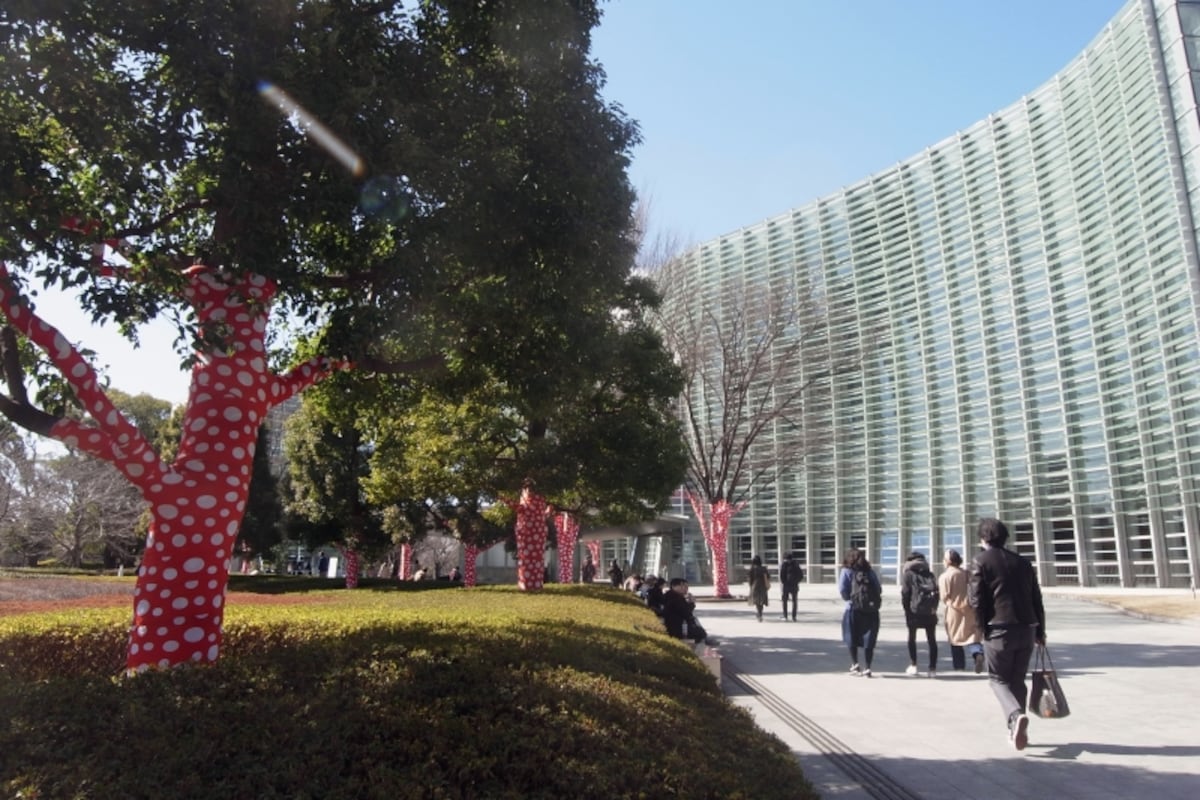 国立新美術館前の木々も草間モードに！