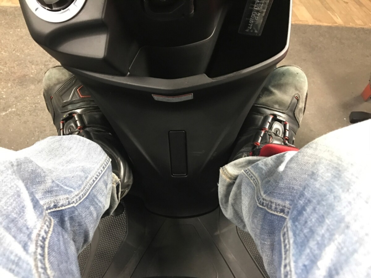 一般的なスクーターは前の方に足を投げ出せるようになっている