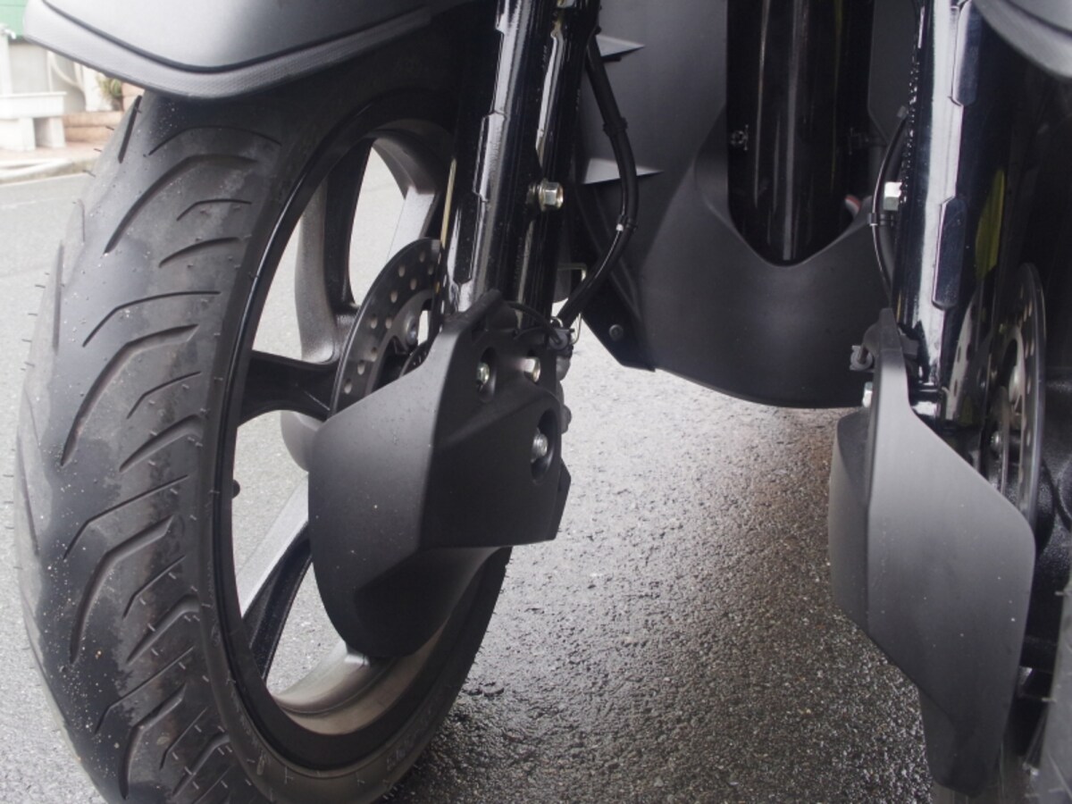 一般的なバイクに比べてブレーキが一個多い！