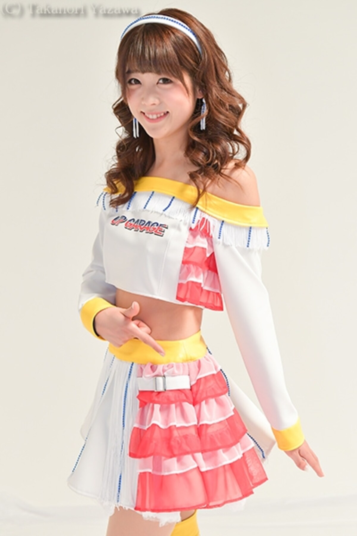 左側の赤いプリーツがアクセント