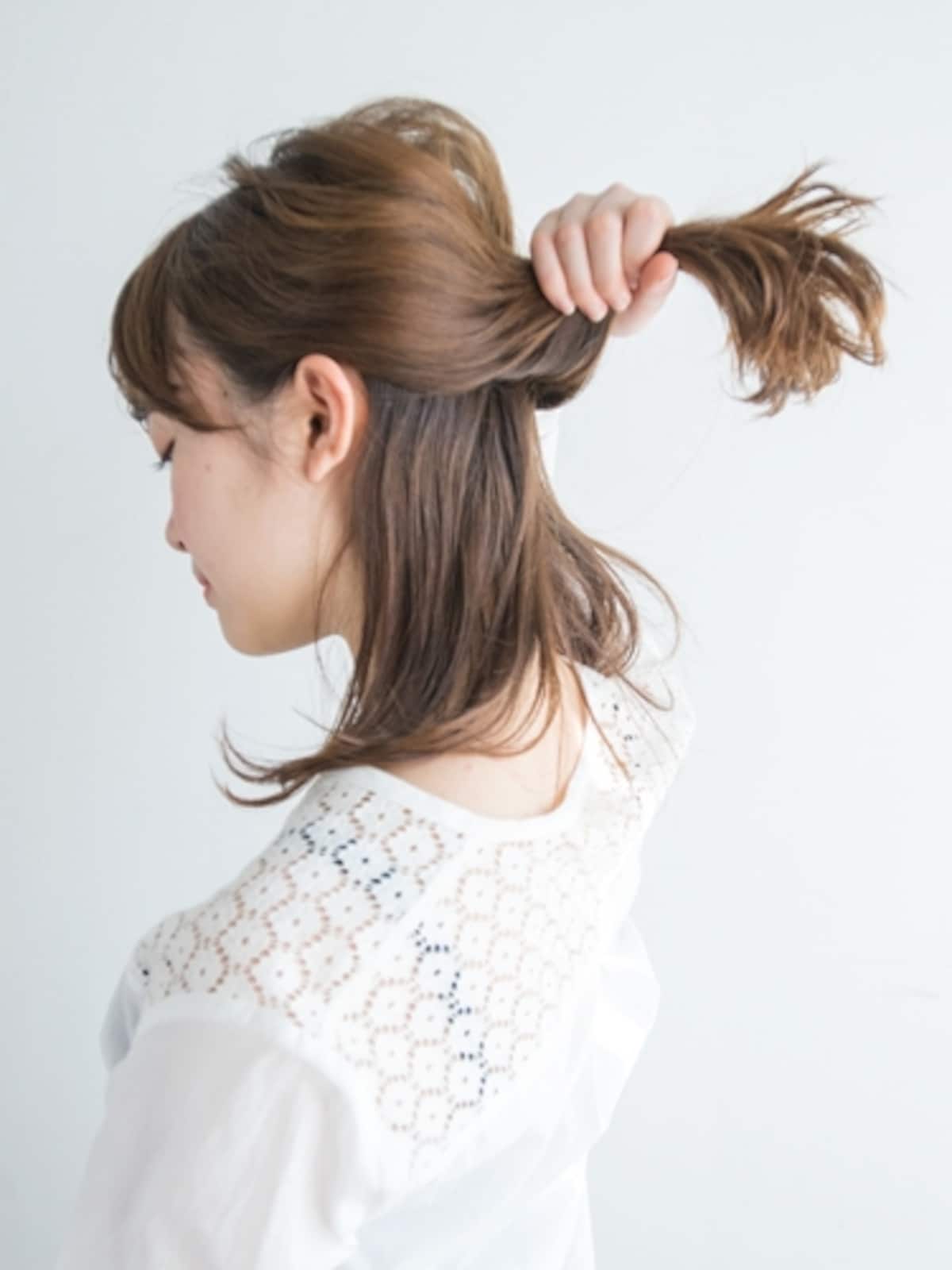 上の毛束をやや低めの位置でまとめる