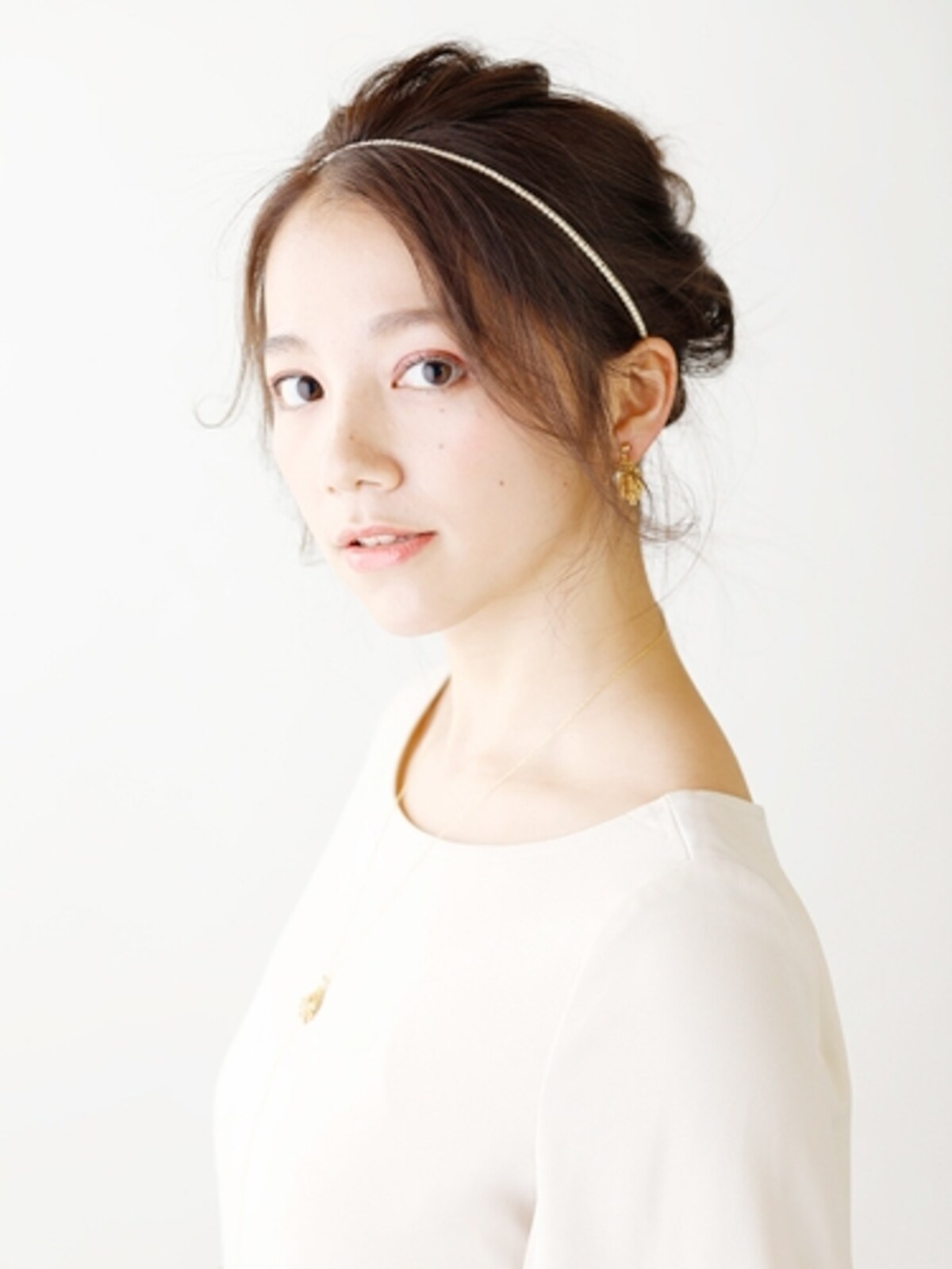 お団子の抜け感が素敵！女神みたいな簡単パーティヘアアレンジ