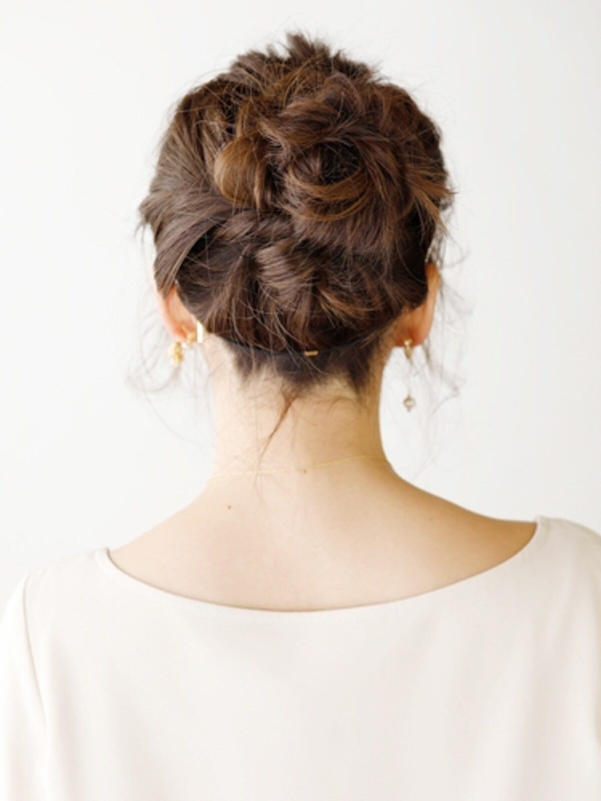 お団子の抜け感が素敵！女神みたいな簡単パーティヘアアレンジ