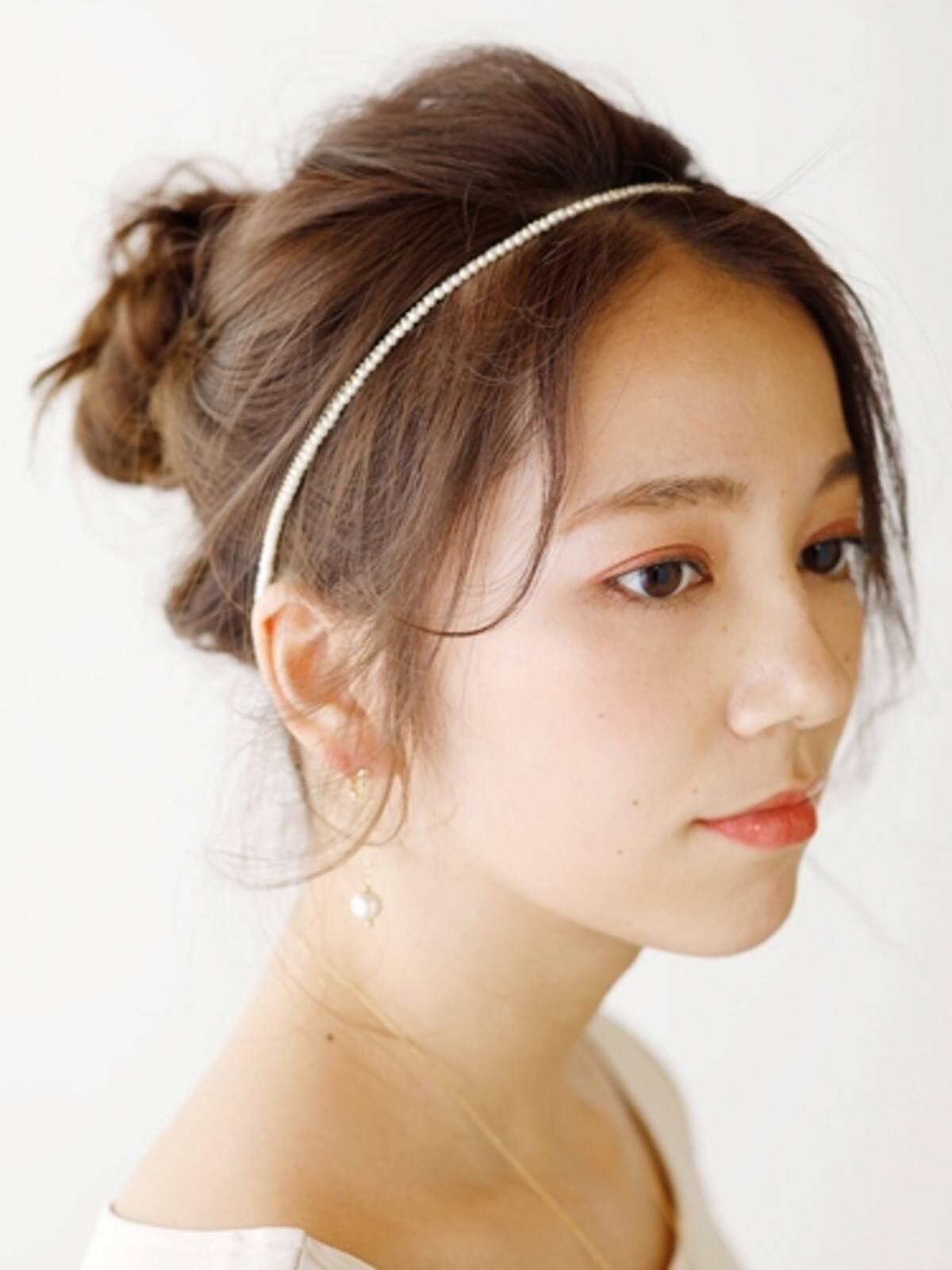 顔まわりの後れ毛とお団子の高さ