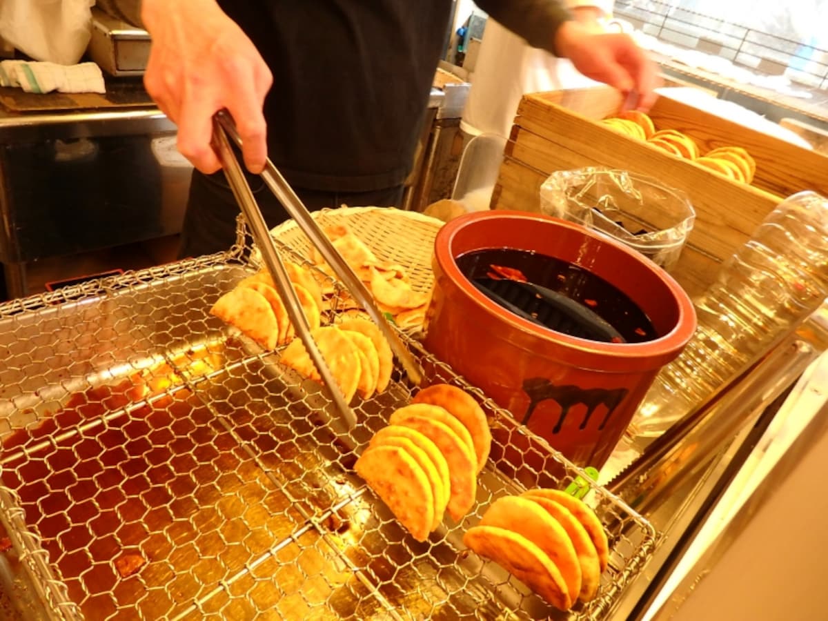 手焼きせんべいを焼く様子