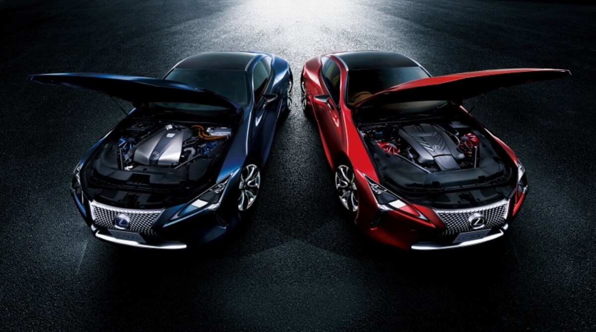 左：LC500h“S package”  (ディープブルーマイカ)、右：LC500  (ラディアントレッドコントラストレイヤリング)