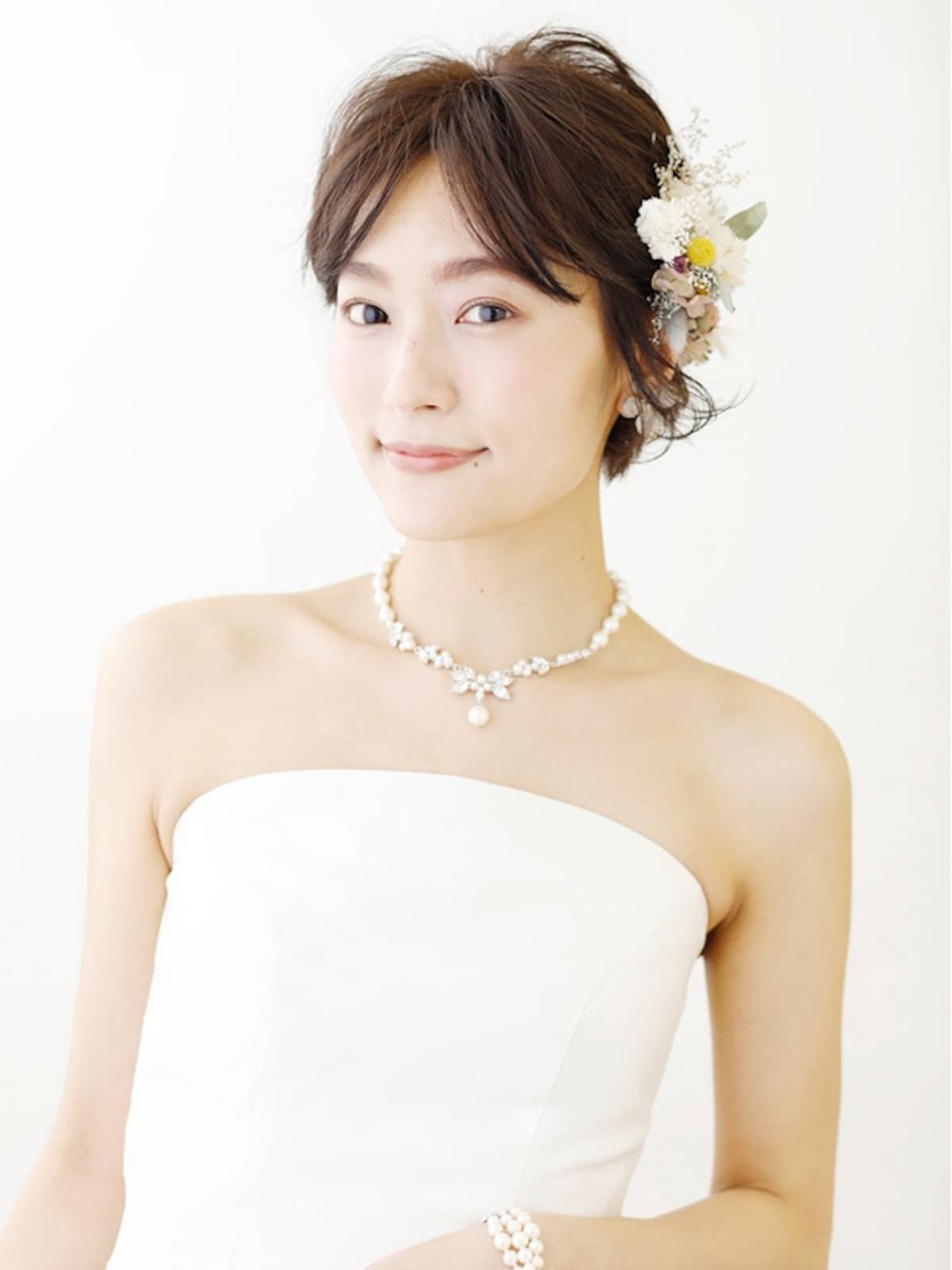 ショートヘアの花ピンを使ったヘアアレンジ！結婚式の花嫁に