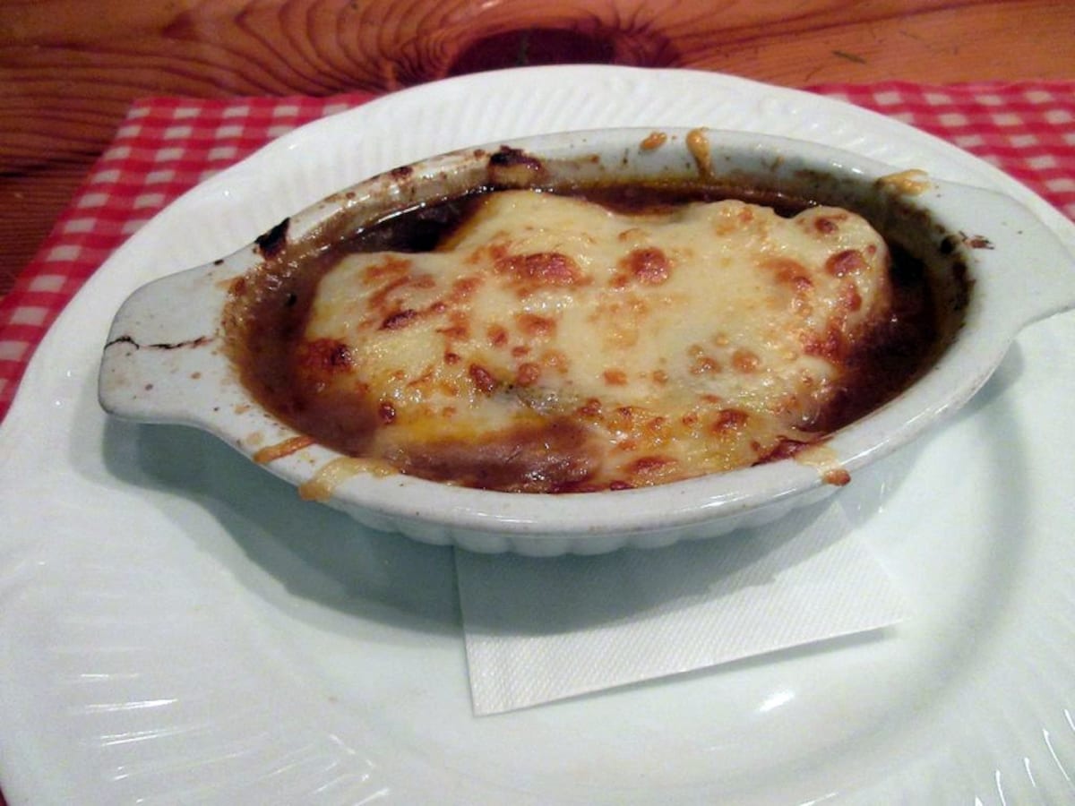 牛すじ肉の赤ワイン煮込み マッシュポテトのグラタン仕立て