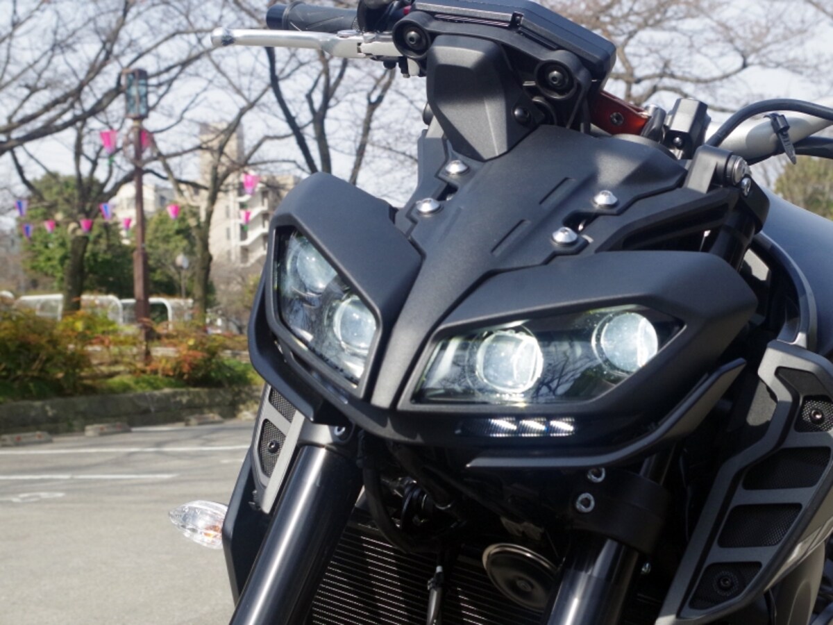 MT-09は二代目になってLEDヘッドライトが採用された