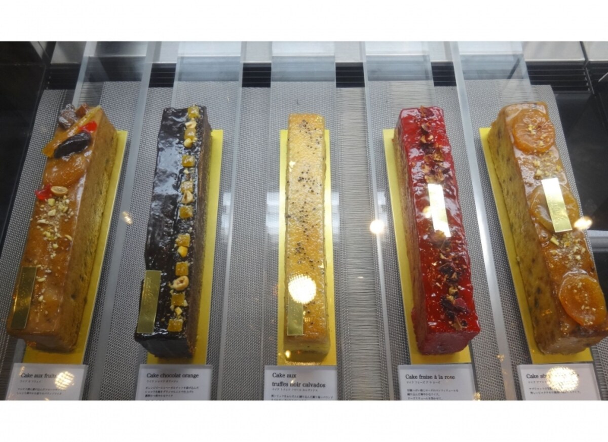 「リベルターブル」のショーケースに並ぶ個性に富んだケイク類