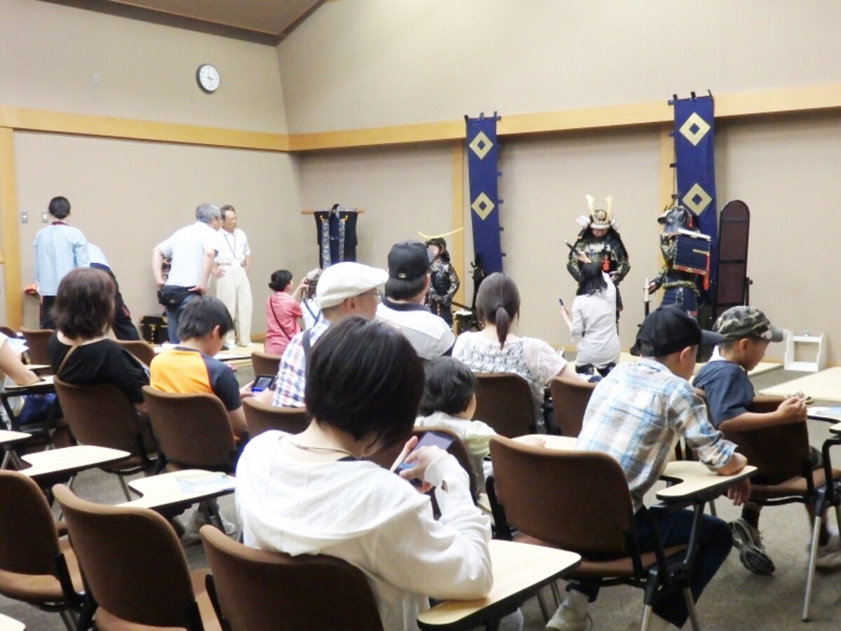 甲冑姿で記念撮影ができる郷土博物館の講座室