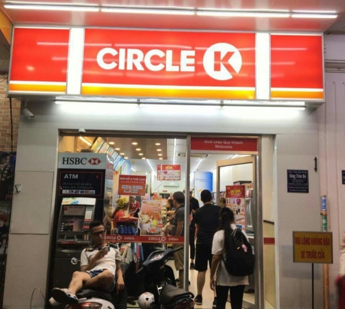 コンビニエンスストアでは、500ml入りの「お～いお茶」が24,000VND（日本円で115円～120円）で売られていました