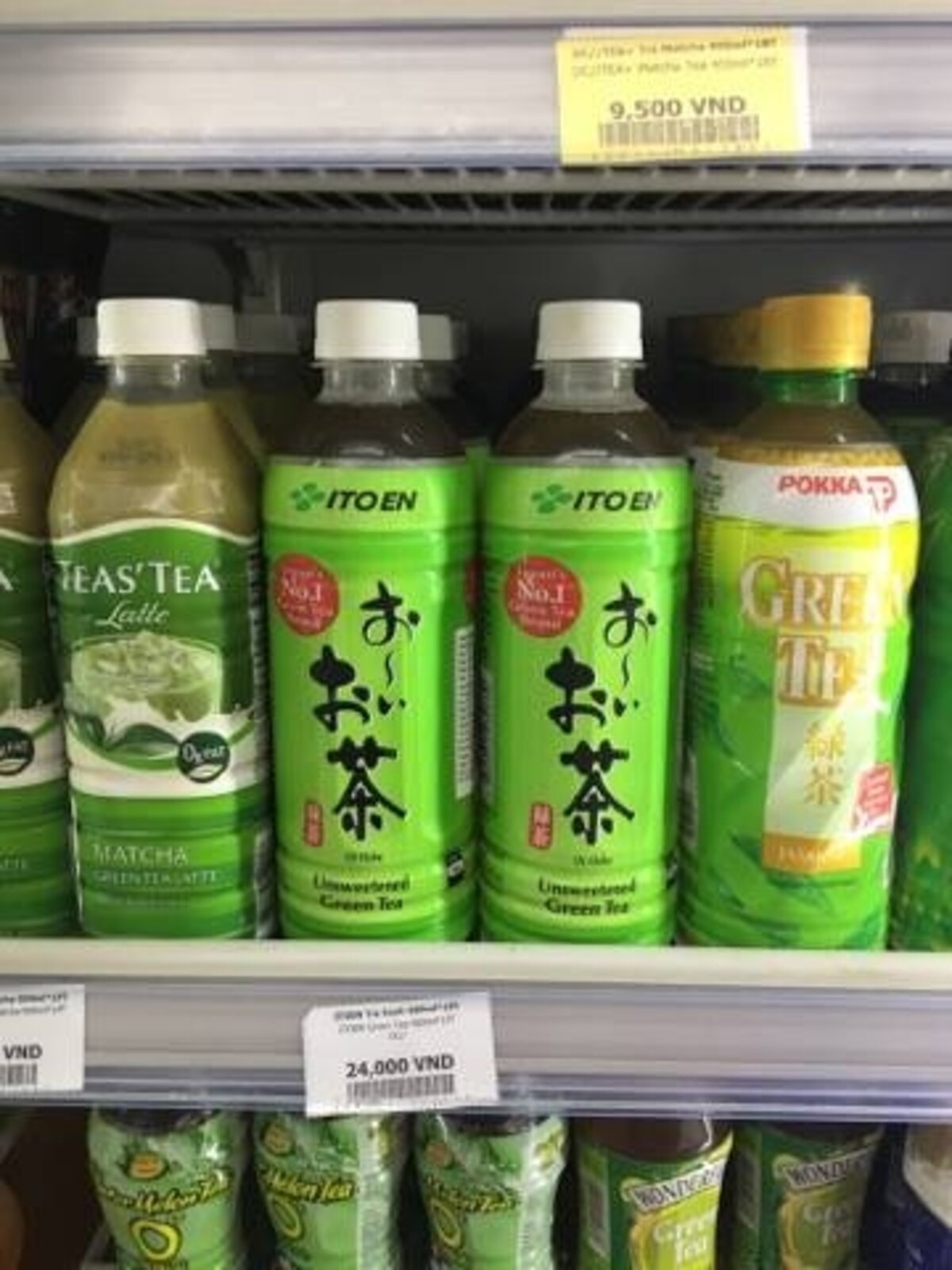 現地メーカーの飲料水よりも割高ではありますが、どのコンビニでも2列以上確保されており、人気商品である様子がうかがえました