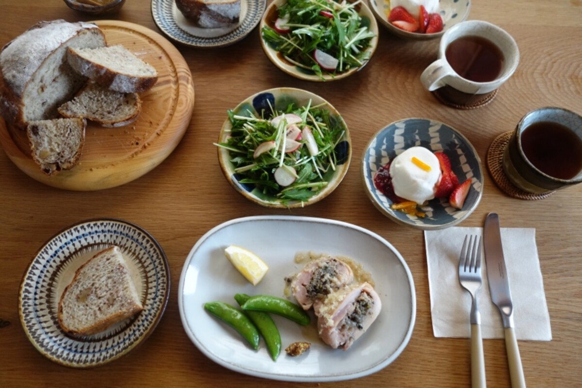 パン教室では、圭子さんの作るパンや料理。民芸の器との組み合わせも楽しめます。