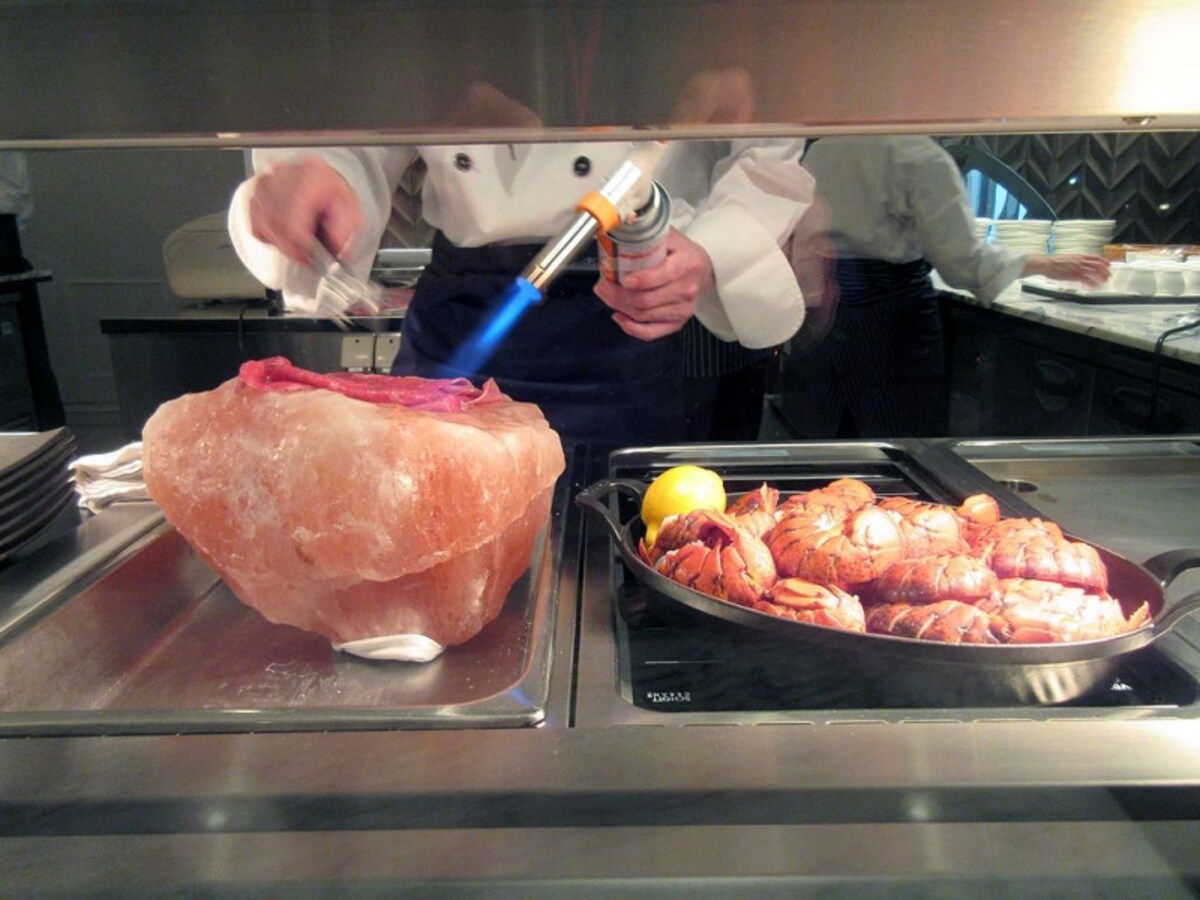 ポルト ヒマラヤ紅塩塊で炙った黒毛和牛の焼きしゃぶ