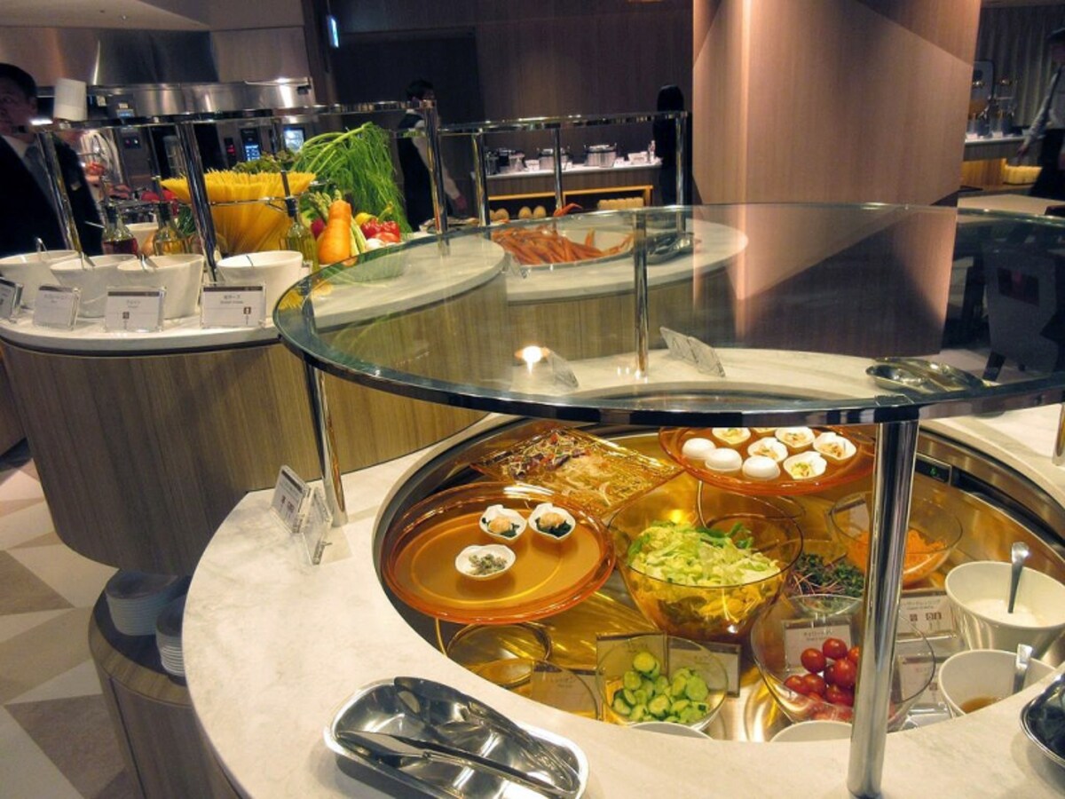 プリンスマルシェ サラダや冷菜のブッフェ台