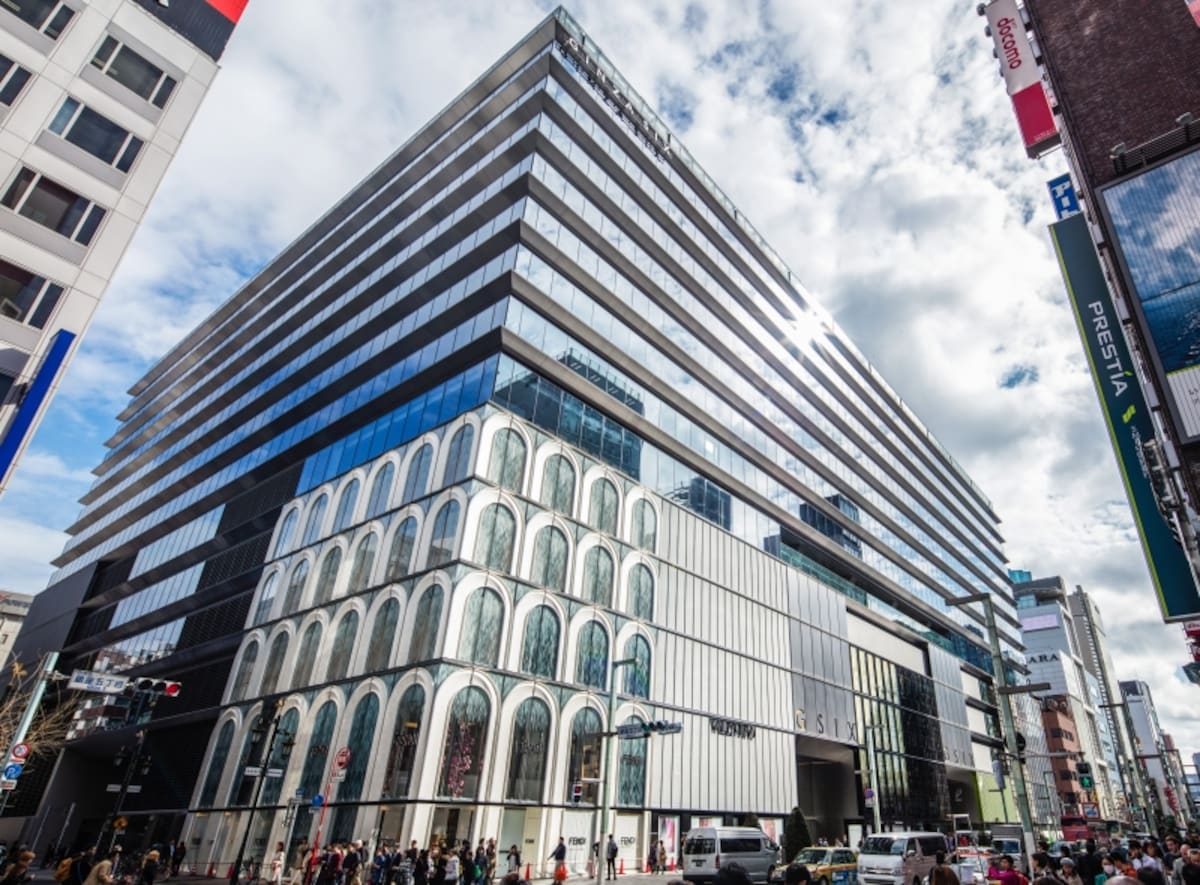 中央通りから見あげるGINZA SIX