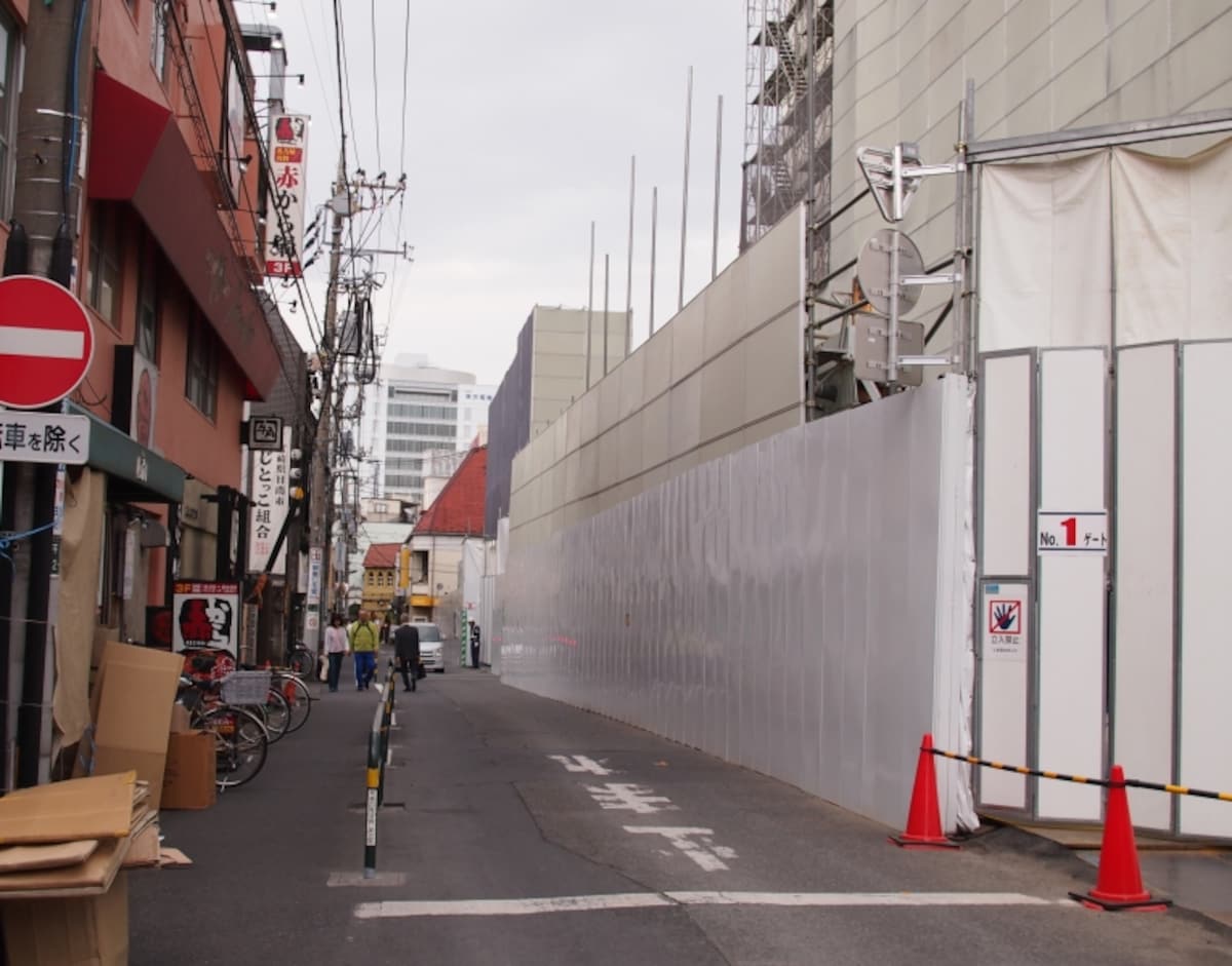 すでにフェンスで囲まれ、建物の取り壊し作業が始まっていた