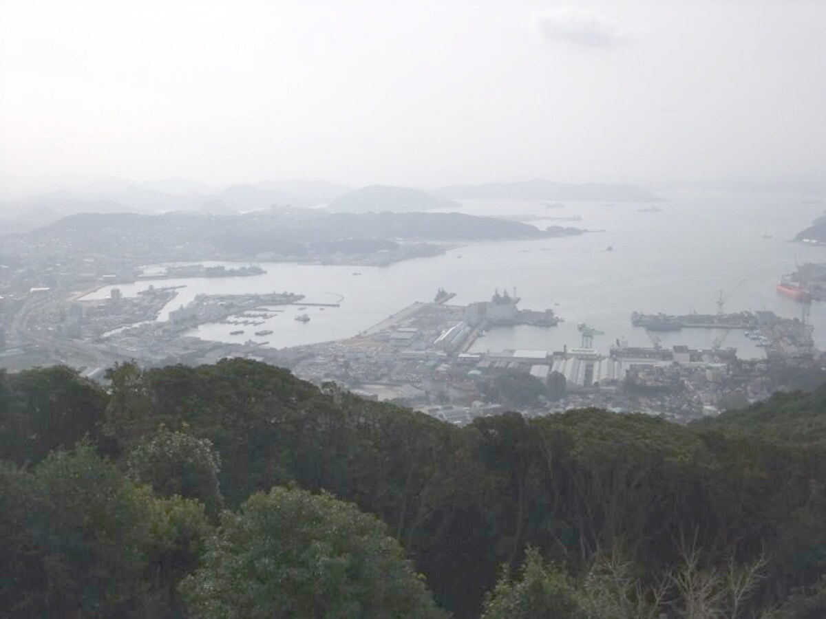 弓張岳展望台から佐世保市街中心部と佐世保港を望む(2012年3月撮影)