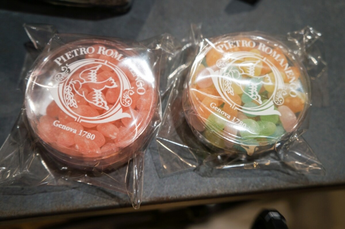 間違いのない美味しさのイタリア・ジェノバにある老舗砂糖菓子専門店「ピエトロロマネンゴ」のシュガーボンボン(ローズ/カラー)各1,728円