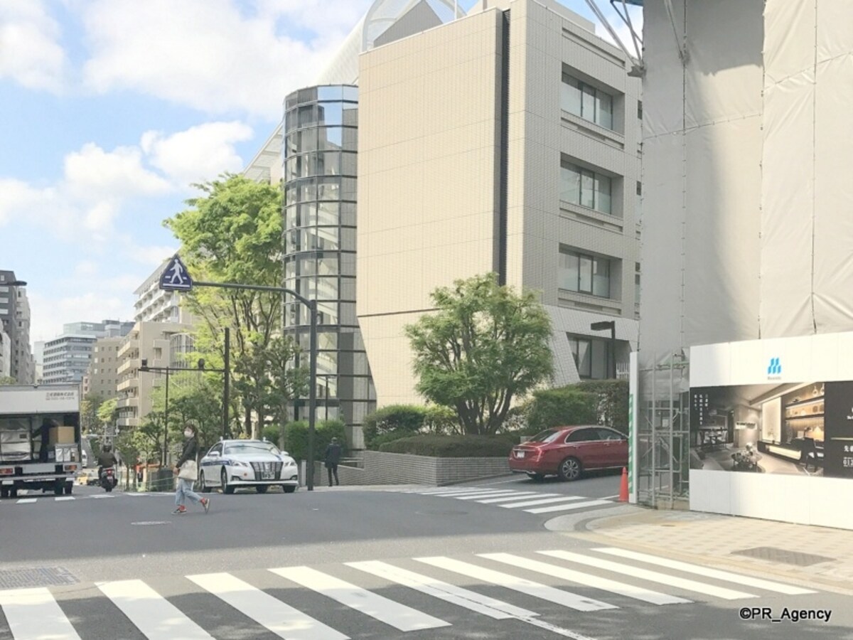 現地（右）